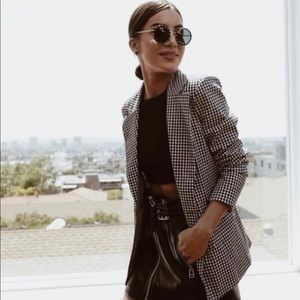 Single hidden button jacket